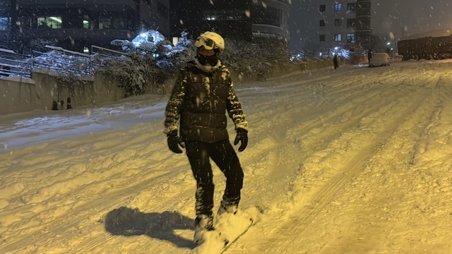 Samsun'da gençler, karla kaplı sokakta snowboard yaptı
