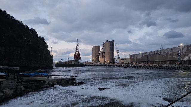 Zonguldak'ta halatı kopan yüzer platform, karaya oturdu