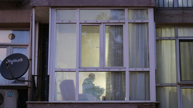 İzmir'de tartıştığı kişiyi silahla vurarak ağır yaralayan zanlı yakalandı