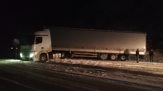 Kastamonu'da kayan tır nedeniyle trafiğe kapanan yol açıldı