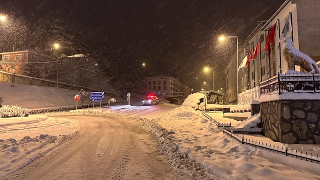 Kastamonu'da yoğun kar nedeniyle bazı yollar tır ve çekicilerin geçişine kapatıldı