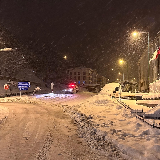 Kastamonu'da yoğun kar nedeniyle bazı yollar tır ve çekicilerin geçişine ka...
