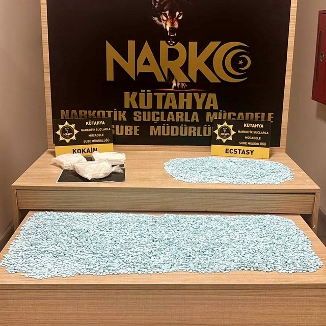 Kütahya'da uyuşturucu operasyonunda yakalanan 2 zanlı tutuklandı