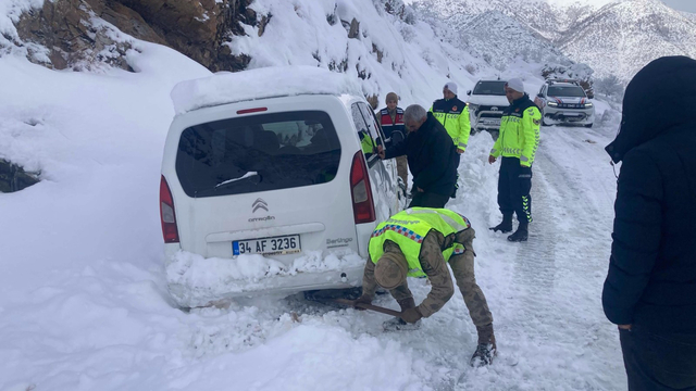 Bitlis'te kara saplanan araçtakilerin yardımına ekipler yetişti