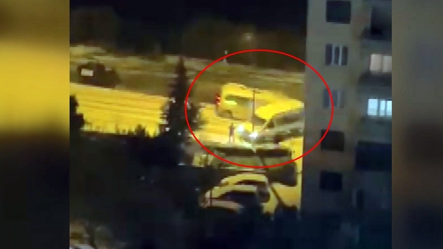 Buzlanan yolda kayan işçi servisine halk otobüsü çarptı; o anlar kamerada