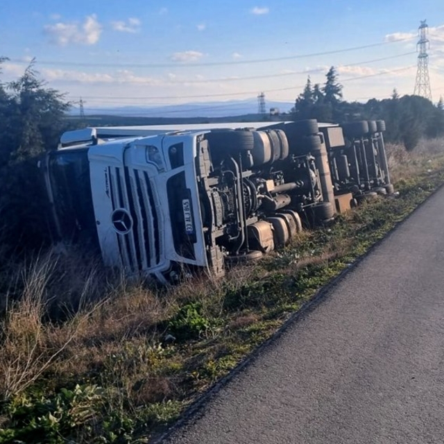 Çanakkale'de tır şarampole devrildi