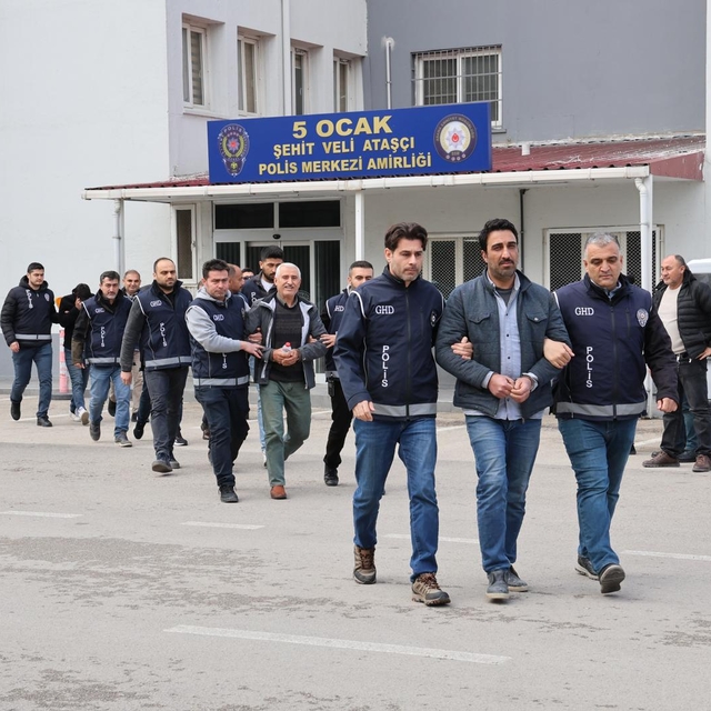 Adana ve Mersin'de göçmen kaçakçılığı operasyonunda 3 zanlı tutuklandı