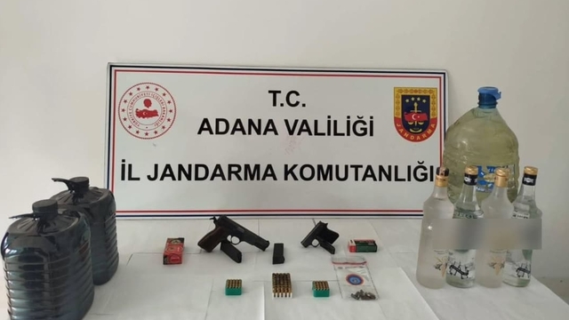 Adana'da bir evde 21 litre sahte içki ve ruhsatsız 2 tabanca ele geçirildi