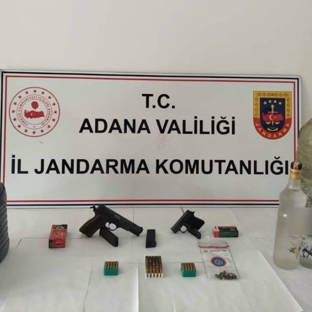 Adana'da bir evde 21 litre sahte içki ve ruhsatsız 2 tabanca ele geçirildi