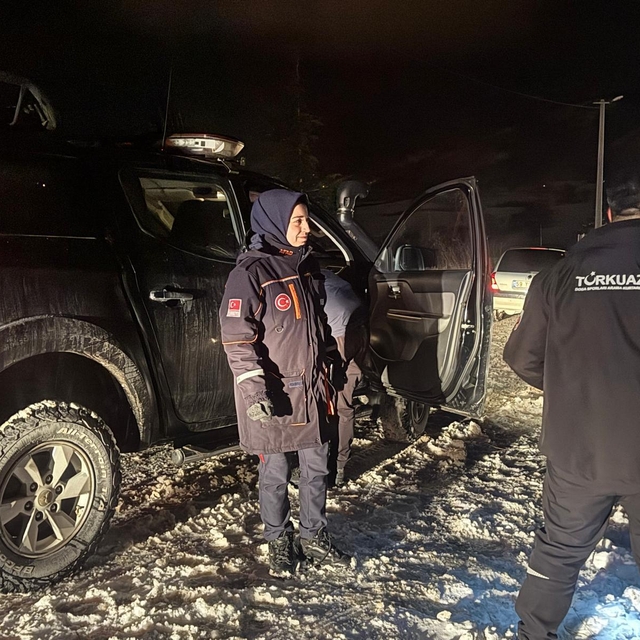 Yalova'da kar yağışı nedeniyle otomobilde mahsur kalan 3 kişi kurtarıldı