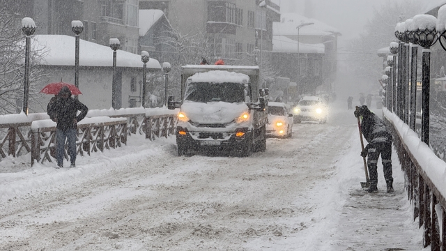 Bartın'da 106 köy yolu ulaşıma kapandı; tepsiyle kayarken yaralandı