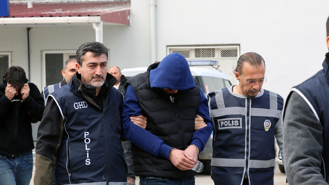 'VIP' minibüslerle kaçak göçmen taşıyanlara operasyon; 5 gözaltı