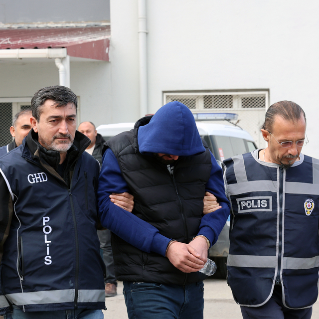 'VIP' minibüslerle kaçak göçmen taşıyanlara operasyon; 5 gözaltı