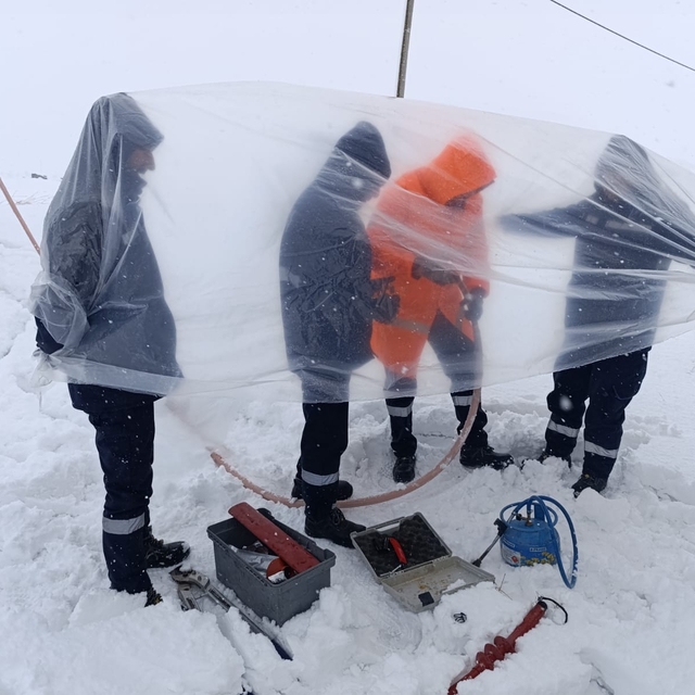 Bitlis'te hasar gören enerji nakil hatları ekiplerin zorlu çalışmasıyla ona...