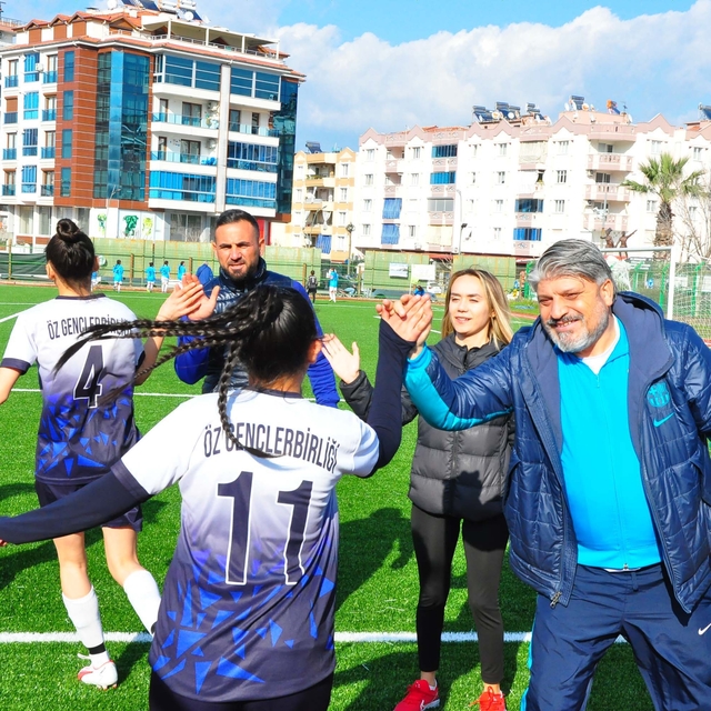 Okulda müdür, sahada başkan