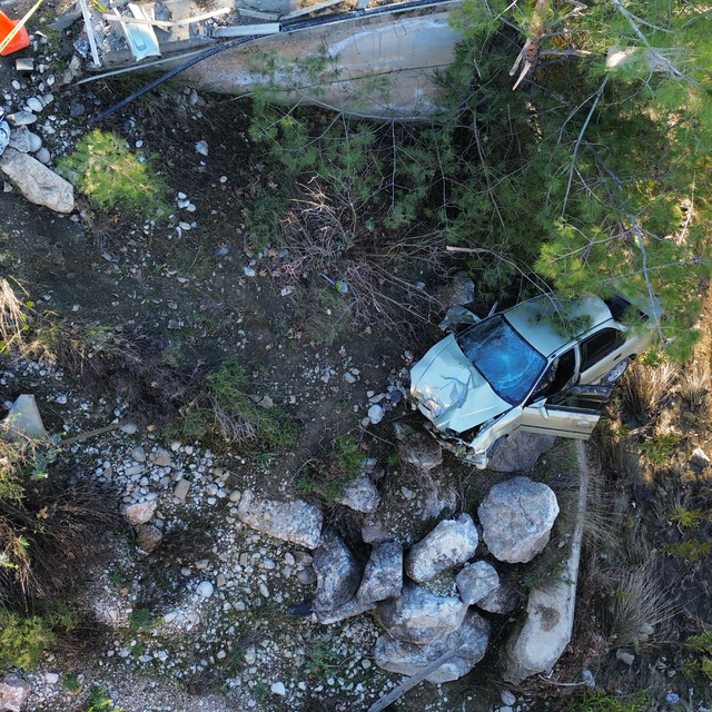 Antalya'da köprüden düşen otomobilin sürücüsü yaşamını yitirdi