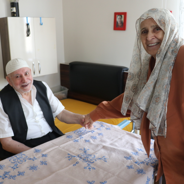 Vücudunun sağ tarafı felç olan kocasına 25 yıldır özenle bakıyor