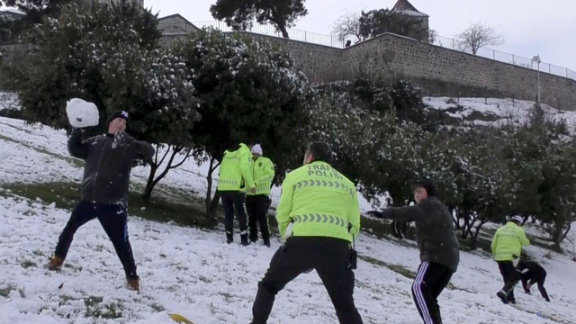 Çocuklar ile polislerin kar eğlencesi