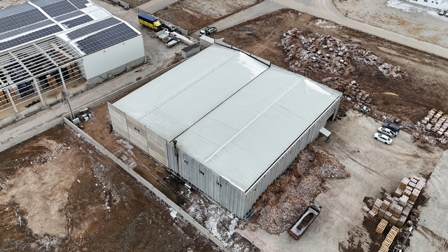 Kurduğu tesisle ahşap atıkları yakıt olarak ekonomiye kazandırıyor