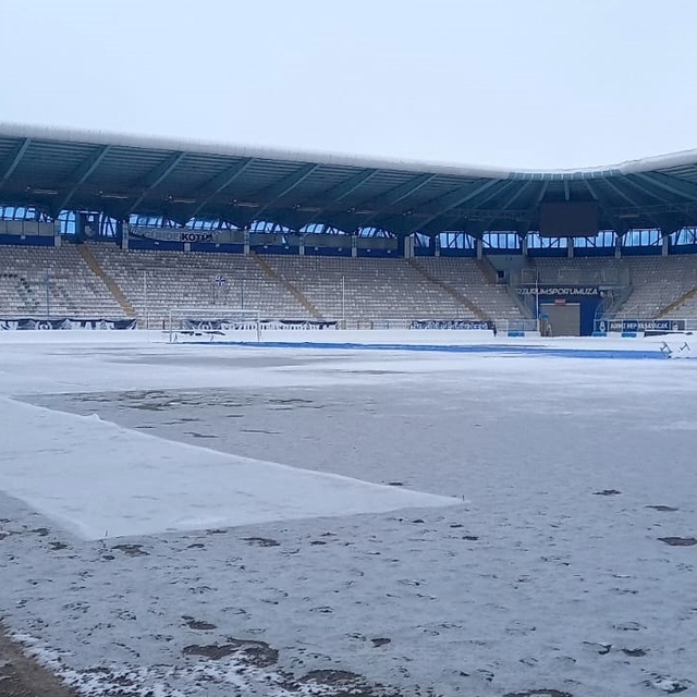 Kazım Karabekir Stadı yarınki Erzurumspor FK-Iğdır FK maçına hazır hale get...