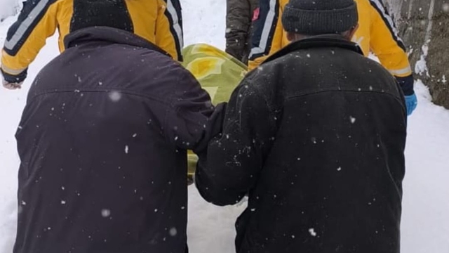 Yolda mahsur kalan hasta, paletli ambulansla hastaneye ulaştırıldı