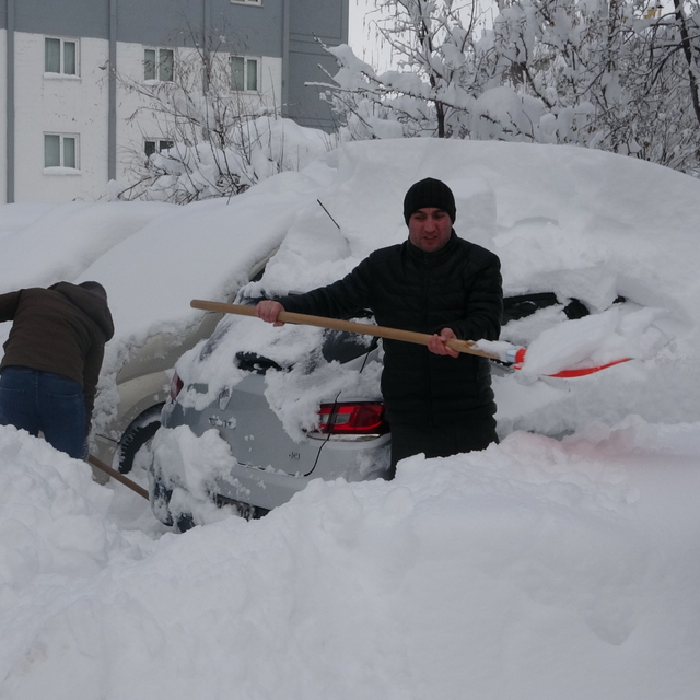 Bitlis'te kar kalınlığı 1 metreyi aştı, 300 köy yolu kapalı