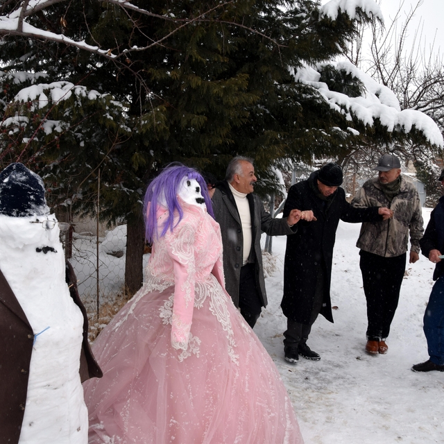 Kardan gelin ve damat yaptılar, halay çekip eğlendiler
