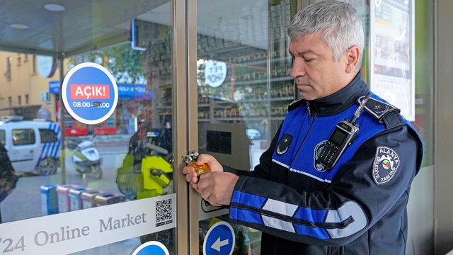 Alanya'da son kullanma tarihi geçmiş ürün satan iki zincir marketin şubeleri mühürlendi