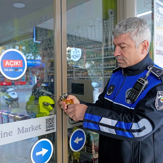 Alanya'da son kullanma tarihi geçmiş ürün satan iki zincir marketin şubeler...