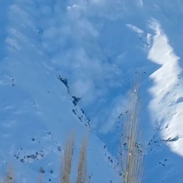 Yüksekova'da çığ düşme anı kamerada