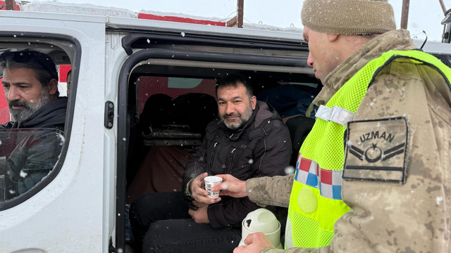 Bitlis'te kar kalınlığı 1 metreyi aştı, 300 köy yolu kapalı (2)