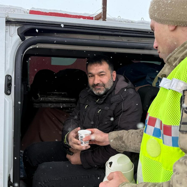 Bitlis'te kar kalınlığı 1 metreyi aştı, 300 köy yolu kapalı (2)