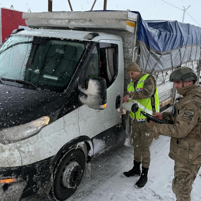 Bitlis'te yolda kalan sürücülere jandarma ekipleri yardım etti