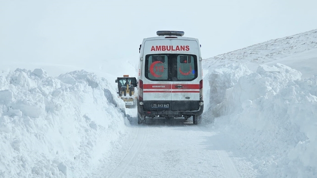 Erzurum'da yolu kardan kapanan mahallede yaralanan kişi ekiplerce hastaneye ulaştırıldı