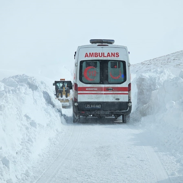 Erzurum'da yolu kardan kapanan mahallede yaralanan kişi ekiplerce hastaneye...