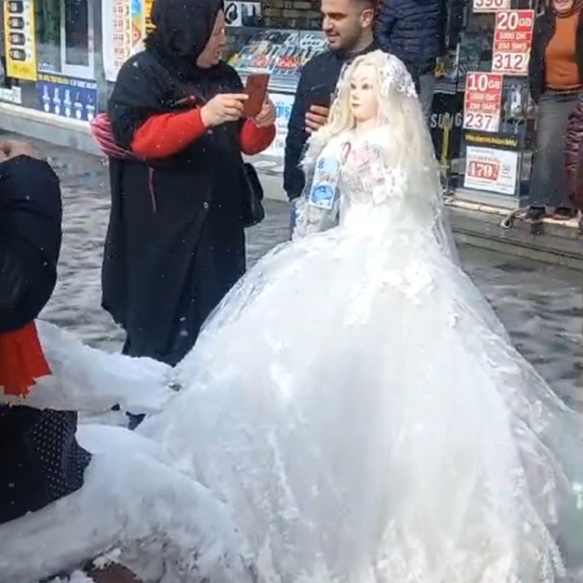 Gelinlikçiler, kardan gelin ve damat yapıp, düğün müziğiyle eğlendi