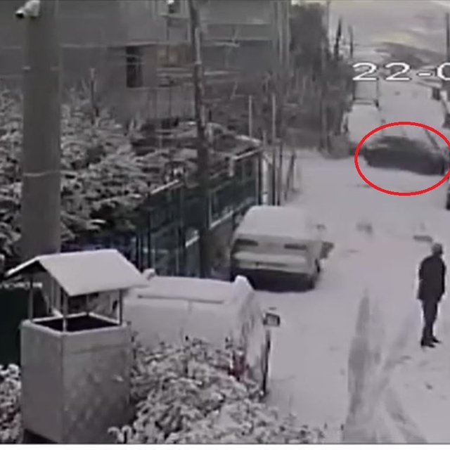 Yalova'da karlı yolda kayan otomobil duvara çarptı