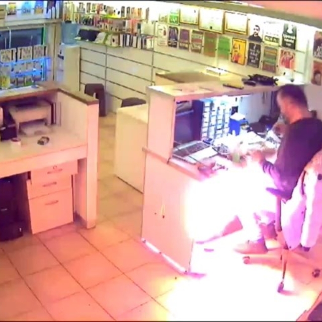 Rize'de tamir edilen telefon alev aldı; o anlar kamerada