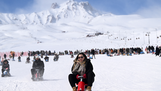 "İç Anadolu'nun zirvesi" Erciyes'te pistler kayakseverlerle doldu