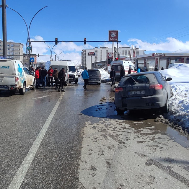 Hakkari'de otomobil ile minibüs çarpıştı, 4 kişi yaralandı