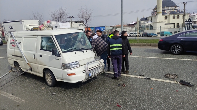 Bursa'da hafif ticari araç ile çarpışan panelvanın sürücüsü yaralandı