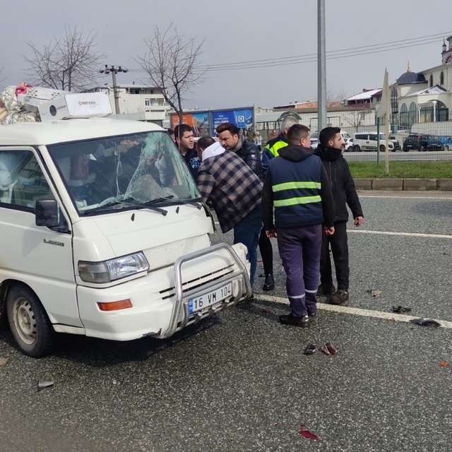 Bursa'da hafif ticari araç ile çarpışan panelvanın sürücüsü yaralandı