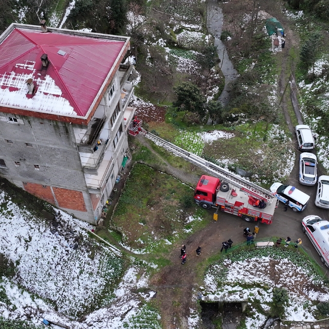 Trabzon'da heyelanda evlerinde mahsur kalan 6 kişi ekiplerce kurtarıldı