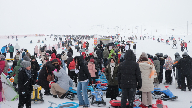 Erciyes'e ziyaretçi akını; pistler doldu