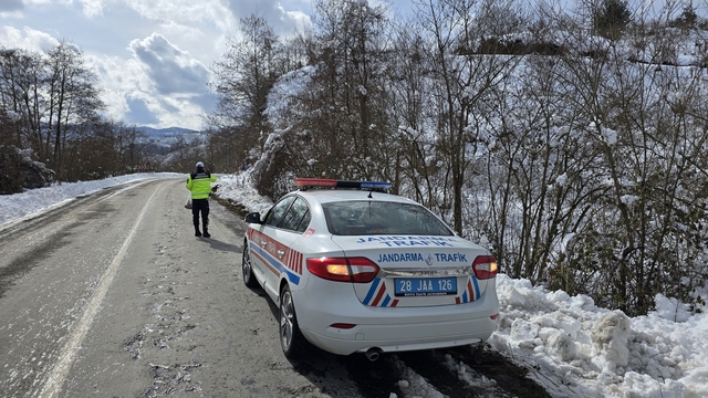 Espiye'de jandarma hayvanlar için yol kenarlarına mama bıraktı