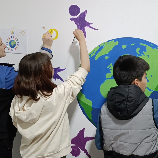 Amasya'da polisler ve çocuklar Emniyet Müdürlüğü binasının duvarını boyadı