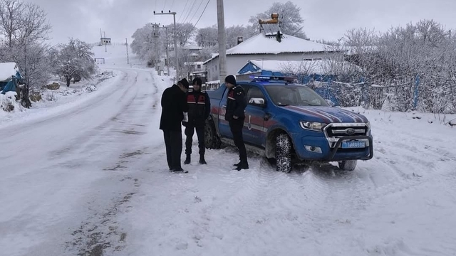 Bilecik'te jandarma, vatandaşın ilacını ulaştırdı