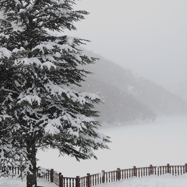 Amasya'da karla kaplanan Boraboy Gölü görüntülendi