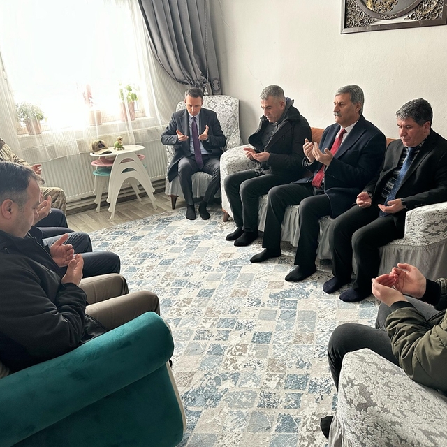 Çaldıran Kaymakamı Süleyman Bakan'dan şehit ailesine ziyaret