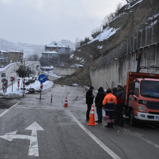 Ordu-Ulubey kara yolu heyelan nedeniyle ulaşıma kapandı